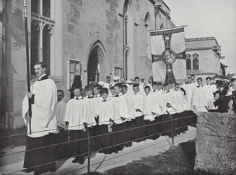 Tagliare la chiesa, la processione